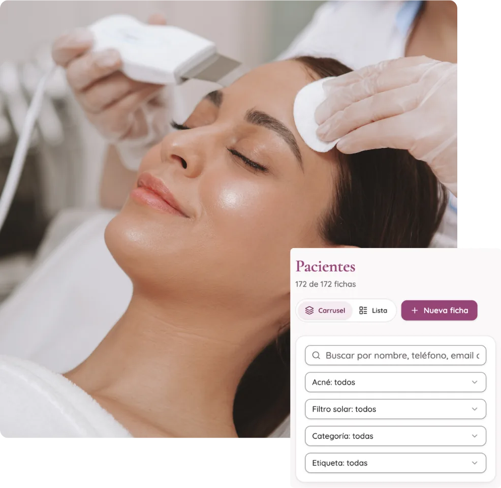 Tratamiento facial junto a la pantalla de pacientes de Cardea Skin-Test